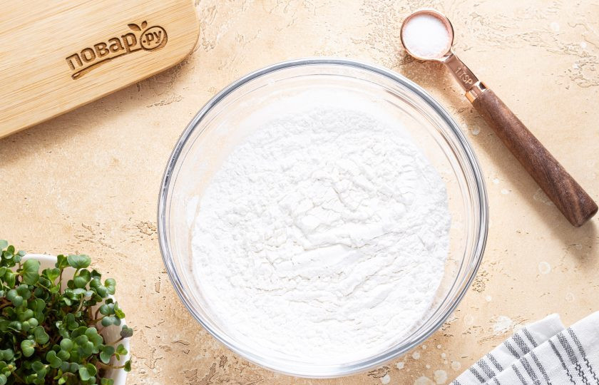 1. Этап. Тток: В глубокой миске смешайте рисовую муку с солью.