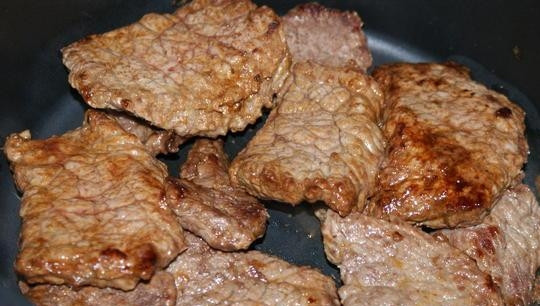 1. Этап. Говядина, тушенная со сладким перцем: Обжарьте говядину до золотистой корочки с обеих сторон.