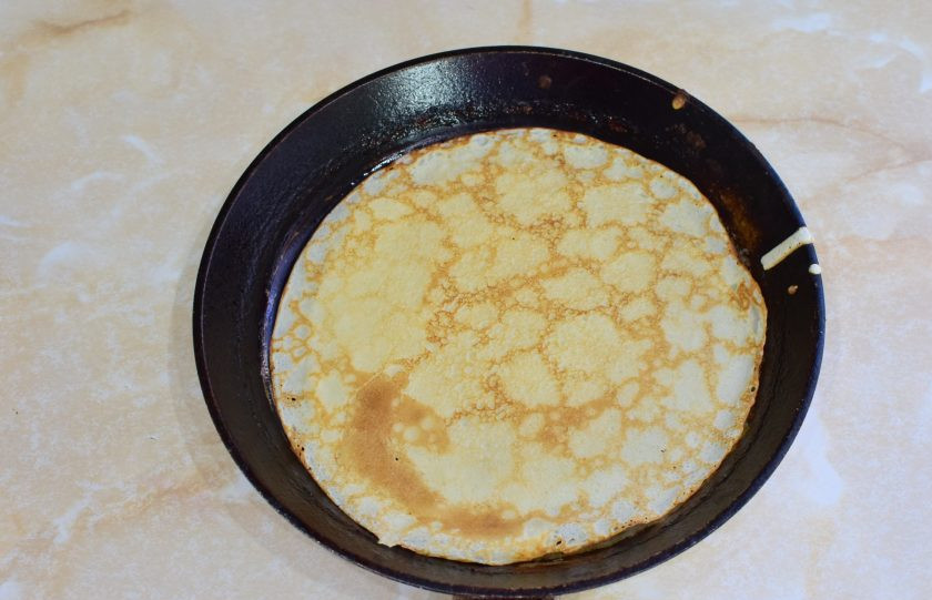 1. Этап. Блинные рулеты с рыбой: Блинчики станут золотистого цвета.