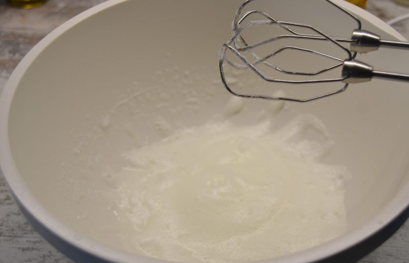 1. Этап. Безе с начинкой внутри: Взбейте белки в легкую пену.