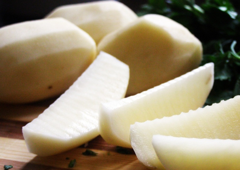 1. Этап. Мясо кусочками под соусом: На гарнир почистите, промойте и нарежьте картофель дольками.