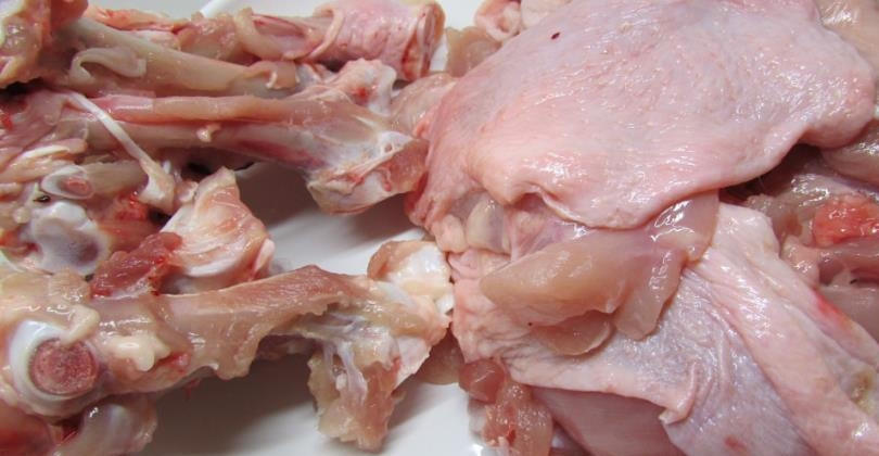 1. Этап. Фарш из курицы: Мясо промойте и отделите от костей.