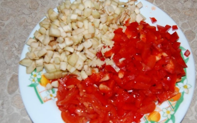 1. Этап. Свинина по-купечески: Пока мясо маринуется, мы можем заняться подготовкой овощей. Помидор, баклажан и перец моем и нарезаем на кубики, чеснок натираем на мелкой терке.