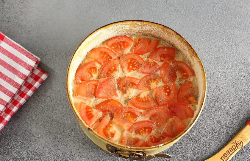 1. Этап. Запеканка из вареной курицы: Сверху выложите нарезанный произвольно помидор. Посолите и поперчите по вкусу.