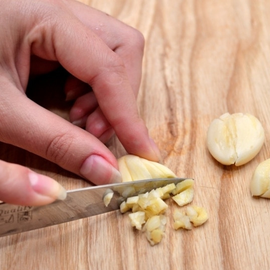 1. Этап. Паста с красным соусом: Мелко нарежьте чеснок.