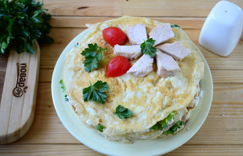 1. Этап. Белковый торт с куриной грудкой для сушки: Верхний третий блин украсьте по желанию. Для этого сгодятся помидоры черри, кусочки куриной грудки, консервированная кукуруза и т. д.