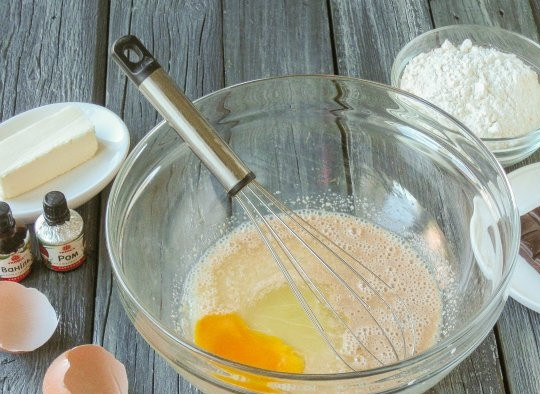 1. Этап. Бельгийские вафли для электровафельницы: Вбейте яйцо и добавьте 2 вида экстракта. Смесь перемешайте венчиком.