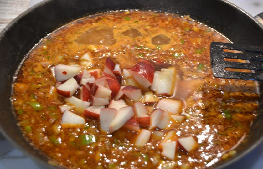 1. Этап. Виндалу из свинины с нектаринами: Нектарины нарезанные кусочками выложите в сковороду и тушите 6-7 минут.