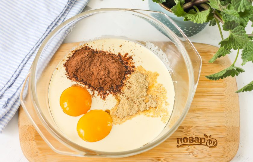 1. Этап. Имбирные пряники на жженом сахаре: Сразу же всыпьте какао в порошке и молотый имбирь. По желанию можете добавить и другие пряные специи: корицу, кориандр и т.д.