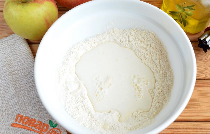 1. Этап. Яблочные оладьи Звездочки: Влейте сливки или пахту.