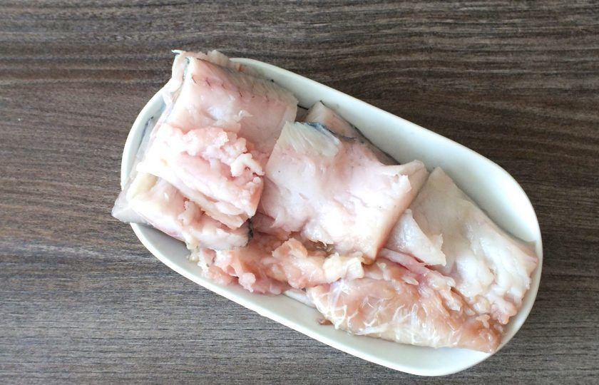 1. Этап. Судак в ореховой панировке: Судак очистите от чешуи, отделите от костей. Нарежьте на кусочки размером в пределах 10 см.