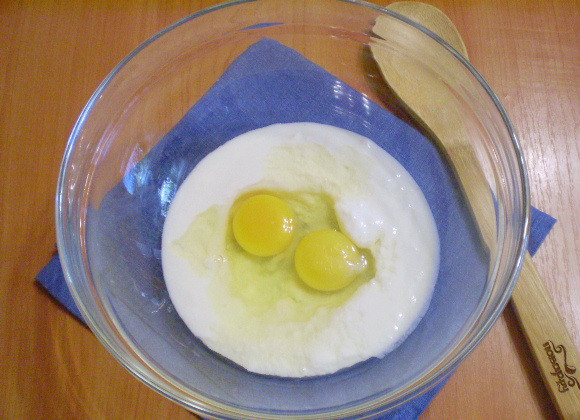 1. Этап. Оладьи на кислом кефире: Кислый кефир смешиваем с яйцами, щепоткой соли.