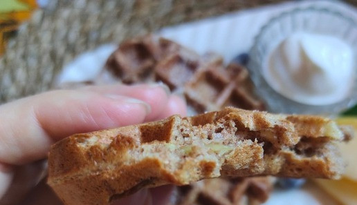 1. Этап. Вафли пышные Любимый завтрак: Вот такие вафли получились. Корочка снаружи и мягкий ароматный мякиш с кусочками яблока внутри.