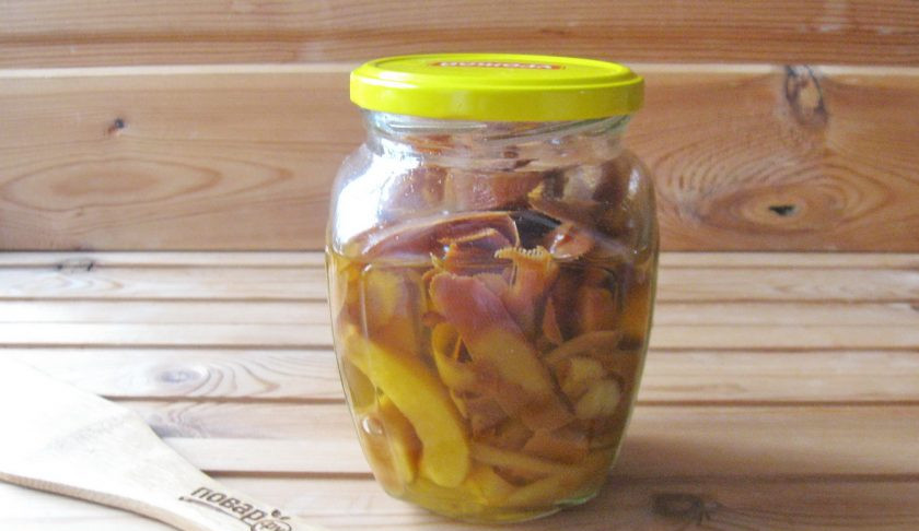 1. Этап. Настойка из айвы: Раз в два дня банку встряхивайте в течение двух первых недель.