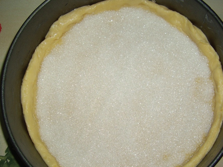 1. Этап. Лимонник (пирог из дрожжевого теста): Далее дно посыпьте сахаром.
