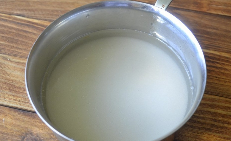 1. Этап. Пропитки для бисквита: Заливаем сахар водой в кастрюле. Ставим кастрюлю на плиту.