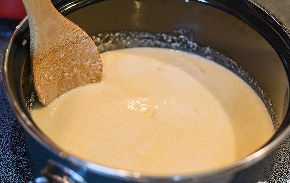 1. Этап. Пирог со сливочным кремом: 1. В небольшой миске смешать сахар и кукурузный крахмал. Отставить в сторону. В небольшой кастрюле на медленном огне смешать 4 столовые ложки сливочного масла, сливки и молоко пополам со сливками.