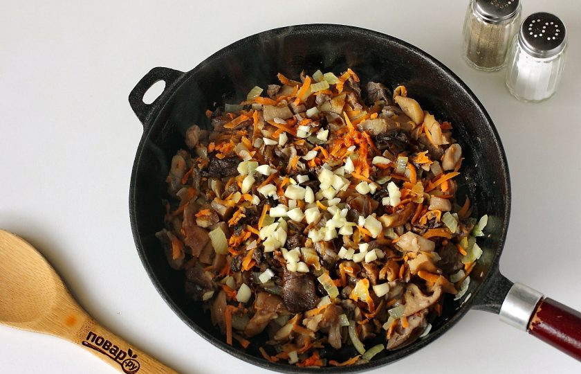 1. Этап. Грибной суп с фунчозой: Обжарьте все вместе в течение 5 минут. Затем добавьте соевый соус и измельченный ножом чеснок.