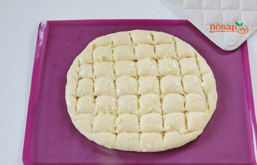 1. Этап. Чесночный хлеб с моцареллой: Смажьте всю поверхность маслом с чесноком, а затем ножом пройдитесь еще раз по углублениям.