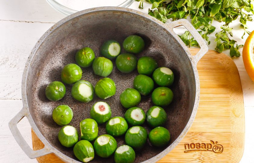 1. Этап. Варенье из неспелого инжира: Выложите плоды в казан или в кастрюлю, ковш с антипригарным дном.