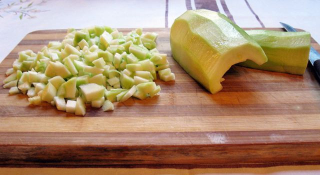 1. Этап. Варенье из кабачков в микроволновке: Кабачки почистить и порезать на кусочки.