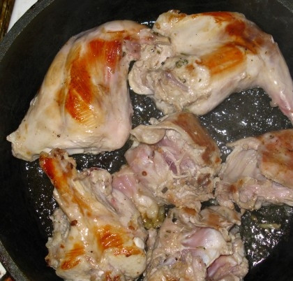 1. Этап. Кролик в пиве: В сковороде разогреваем масло и выкладываем кусочки кролика. Обжариваем на сильном огне до золотистой корочки.