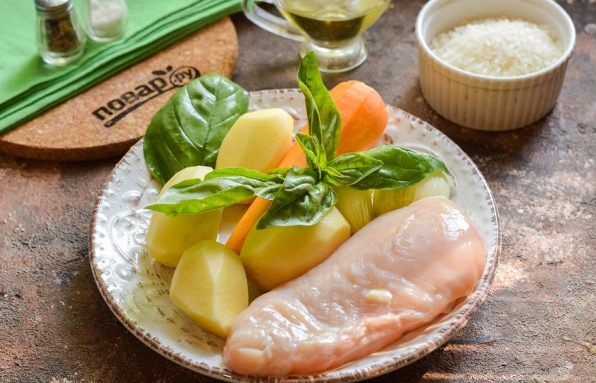 1. Этап. Куриный суп с базиликом: Подготовьте ингредиенты.