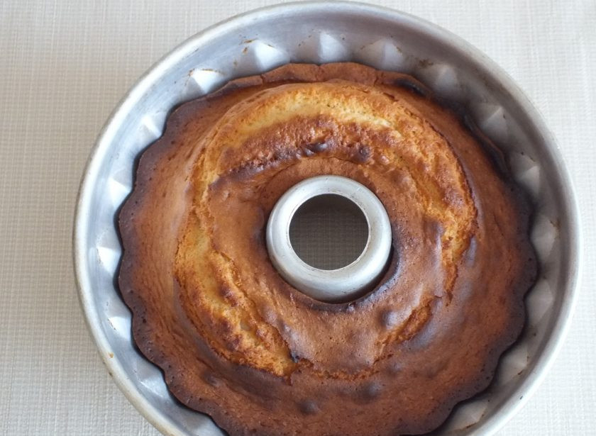 1. Этап. Итальянский кекс: Достаньте готовый кекс из духовки. Слегка охладите.