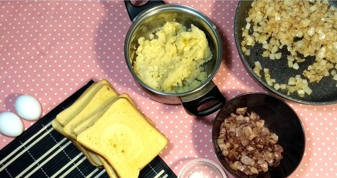 1. Этап. Лентяйские пирожки из хлеба: 3. Соедините обжаренный лук, бекон и картофельное пюре, посолите при необходимости и поперчите.