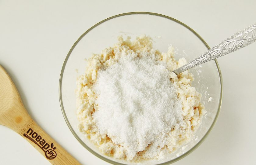 1. Этап. Сырники с кокосовой стружкой: Перемешайте все еще раз и добавьте кокосовую стружку.