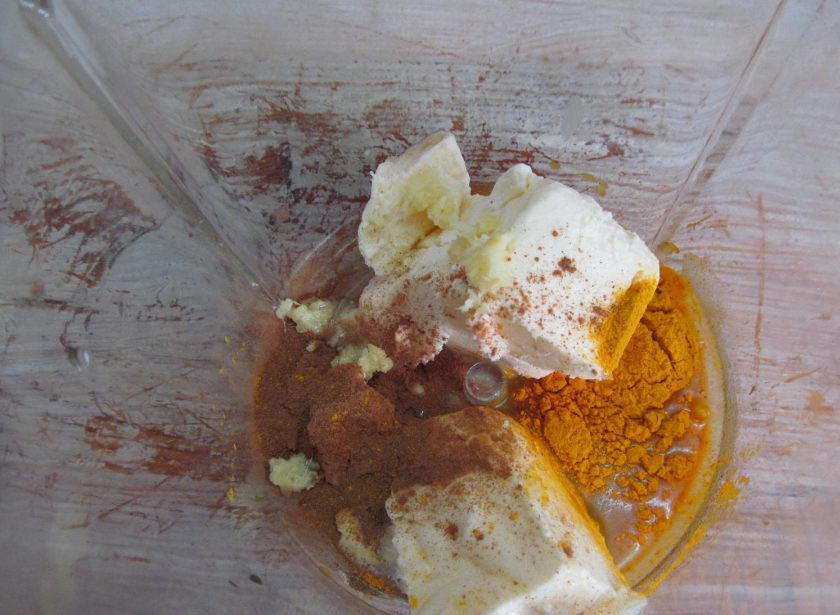 1. Этап. Молочный коктейль Золотой: В чашу блендера сложите мороженое, куркуму, корицу, имбирь, мед, соль и сухой перец чили.