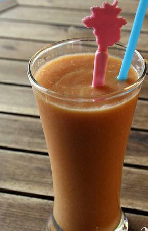 1. Этап. Коктейль Чику: 4. Разлейте готовый густой коктейль по прозрачным бокалам, украсьте его соломинкой или зонтиком и подавайте заждавшимся гостям.