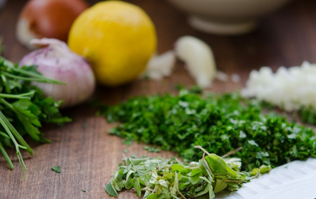 1. Этап. Аргентинский соус Чимичурри: Зелень помойте и мелко нашинкуйте. Лук и чеснок почистите, измельчите.