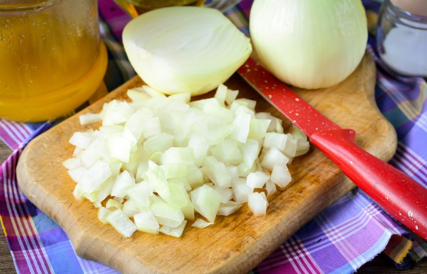 1. Этап. Луковый взвар: Нарежьте его мелкими кубиками.