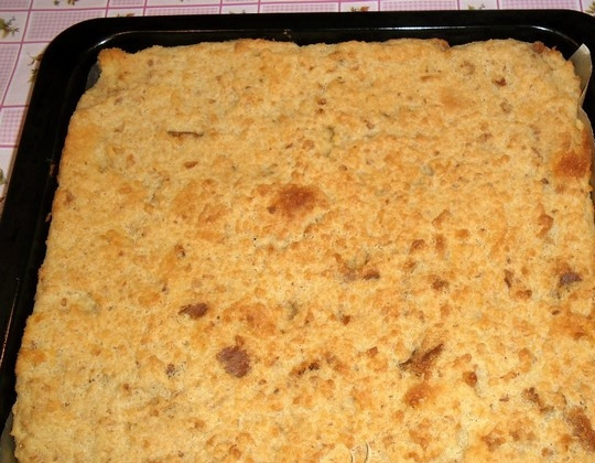 1. Этап. Запеканка из черствого хлеба: 7. Достаем готовую запеканку из духовки и заливаем ее сиропом от варенья, даем остыть и разрезаем на кусочки для подачи. Все готово, можно пробовать ленивую запеканку из черствого хлеба.