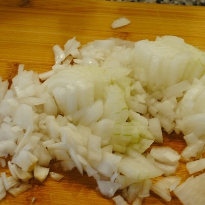 1. Этап. Кускус с миндалем и изюмом: Лук мелко режем.