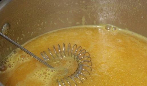 1. Этап. Взбитая каша с курагой: Варить на небольшом огне, помешивая, 10 минут.