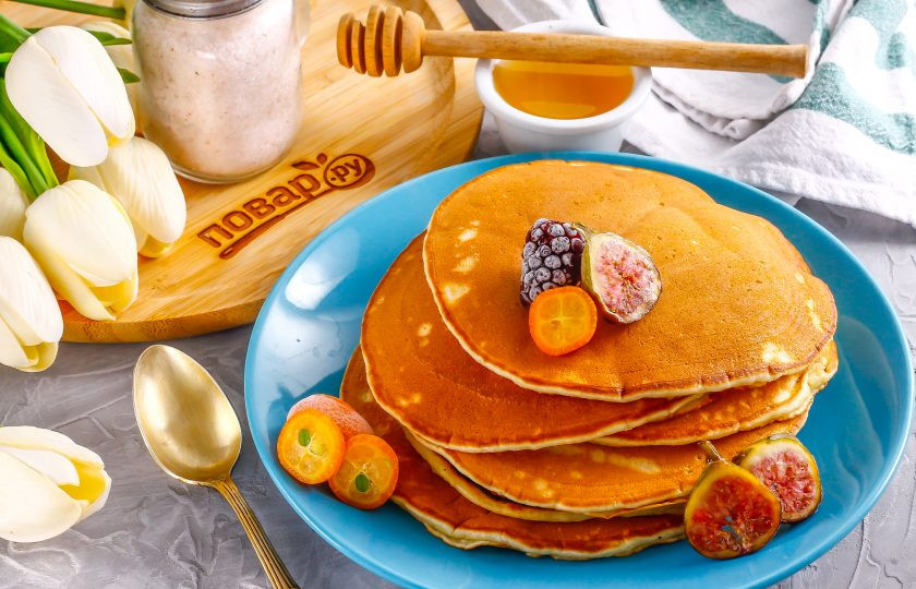 1. Этап. Панкейки на сметане: Выложите горячие панкейки на тарелку и подайте с ягодами, медом к столу.