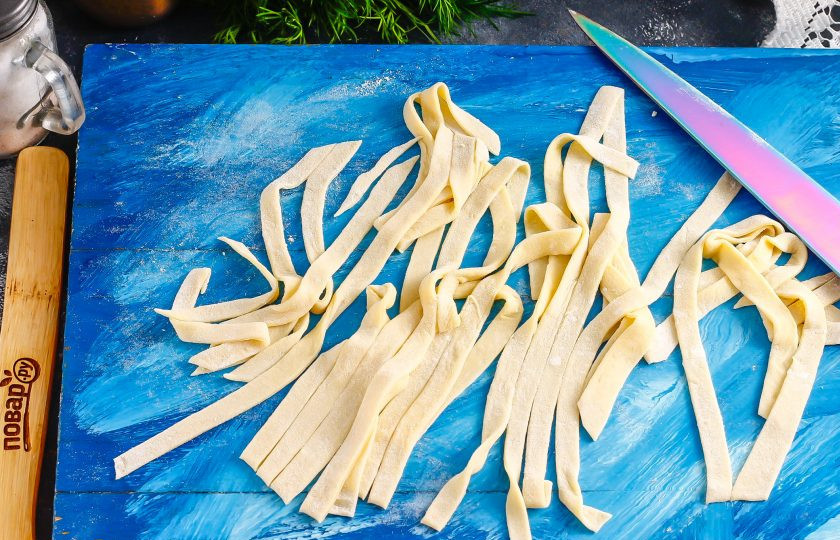 1. Этап. Пичи: Аккуратно нарежьте полосками толщиной 1 см.