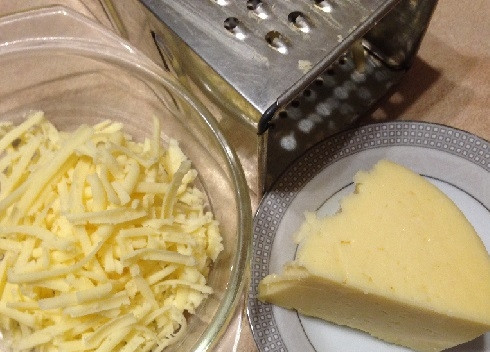 1. Этап. Квери с сыром: В настоящих квери начинкой выступает сыр сулугуни, но мы отступим от классического рецепта и будем делать начинку из мягкого сыра, добавив к нему соли по вкусу. Натираем сыр на терке, добавляем соль и перемешиваем.