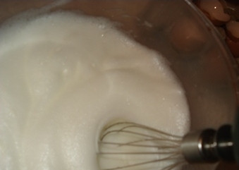 1. Этап. Торт Прага по ГОСТу: Белки взбиваем до образования плотной пены.