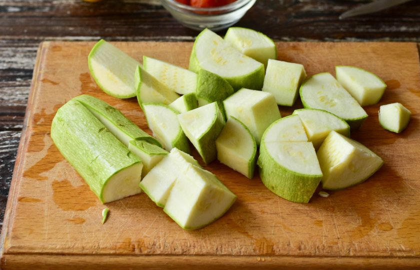 1. Этап. Джем из кабачков с лимоном и курагой: Вымойте и нарежьте крупными кусками кабачок.