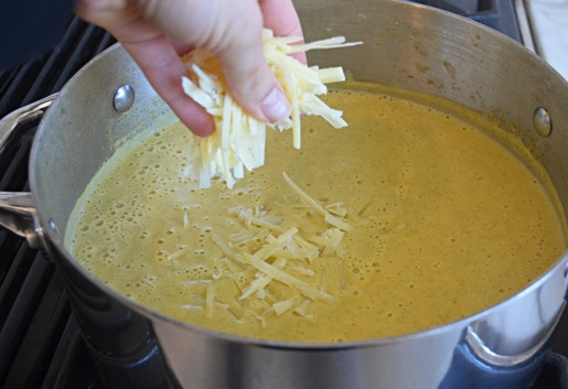 1. Этап. Крем-суп с брокколи и сыром: 9. И, наконец, добавьте натёртый сыр и сразу перемешайте. Также всыпьте соль и перец по вкусу.