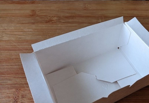 1. Этап. Корейский сэндвич с яичницей-болтуньей: Такой сэндвич можно приготовить и подать обычным способом. Но я предлагаю вам приготовить его для удобства в тарелке-лодочке или такой коробочке, как у меня. Такие тарелки-лодочки можно заказать по интернету, они бывают из бумаги, дерева, пластика.