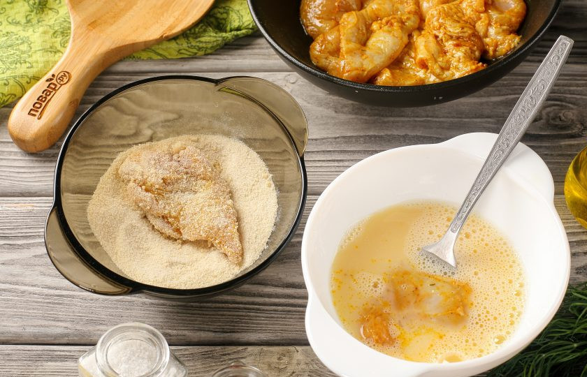 1. Этап. Курица по-арабски в духовке: Каждую отбивную обмакните сначала во взбитые с щепоткой соли яйца, а затем обваляйте в панировочных сухарях.