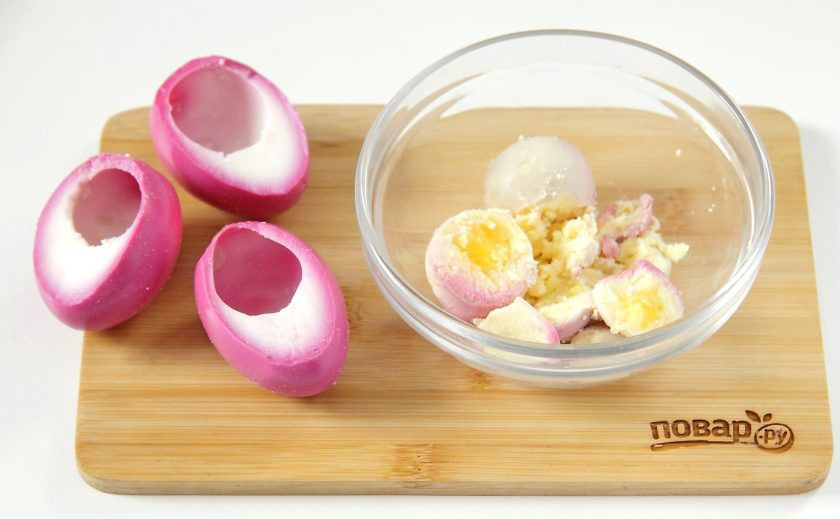1. Этап. Закуска Поросята: Ложечкой выньте желток, стараясь не повредить белок.