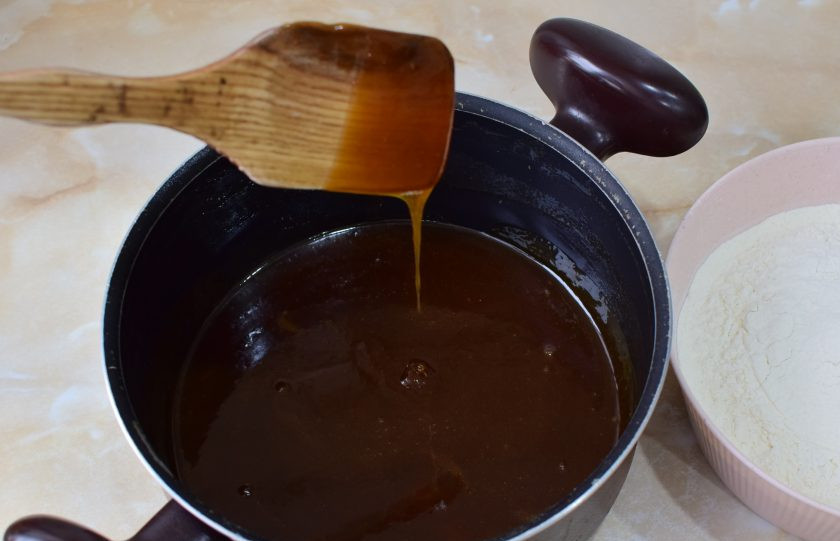 1. Этап. Торт Северный мед: Пена осядет и масса будет похожа на карамель. Постепенно вводите муку и замешивайте тесто. В количестве муки ориентируйтесь по консистенции теста.