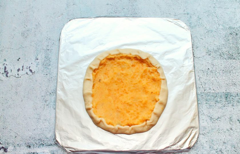 1. Этап. Пицца со сладкой репой: Раскатайте тесто для пиццы в круг, выложите начинку из репы и разровняйте. По краю сделайте бортики. Поставьте пиццу со сладкой репой в горячую духовку и выпекайте при температуре 180 градусов в течение 15-20 минут, до готовности. Готовую пиццу достаньте из духовки и сразу подавайте к столу.