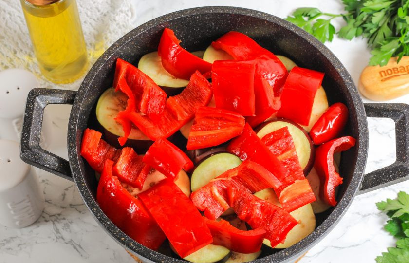 1. Этап. Хашлама с баклажанами: Нарежьте крупными кусочками болгарский перец, выложите его на баклажаны.