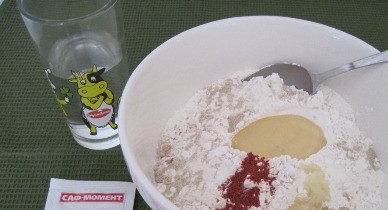 1. Этап. Щи суточные: На следующий день щи можно разогреть в духовке в порционных горшочках, а можно не полениться и приготовить вкусные лепешки. Делаем?:) Приступим к подготовке часа за полтора до того момента, как вы решили обедать. Смешаем с мукой сухие дрожжи, добавим соль, острый перец, измельченный через чеснокодавку чеснок, растительное масло и примерно 150 мл. теплой воды. Замесим тесто, поставим его в теплое место, пусть поднимется.